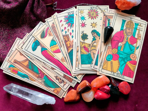 Tarotista experta en amor, cartas de tarot y amuletos